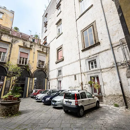 Via Atri 37 * نابولي