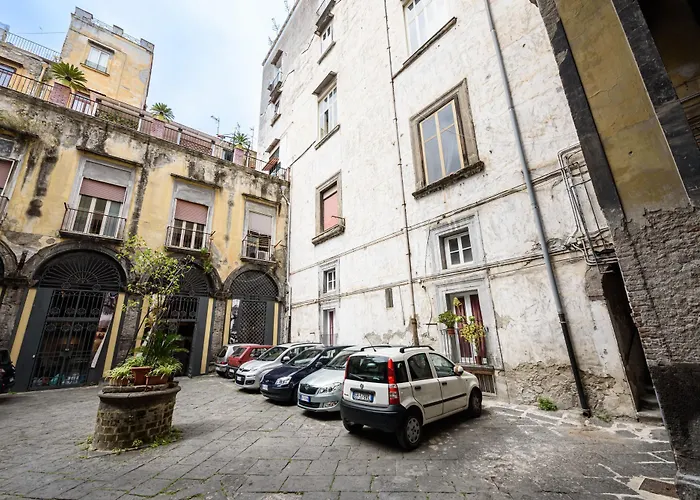 Via Atri 37 * Nápoles